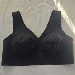 Elegant Black Seamless Bra